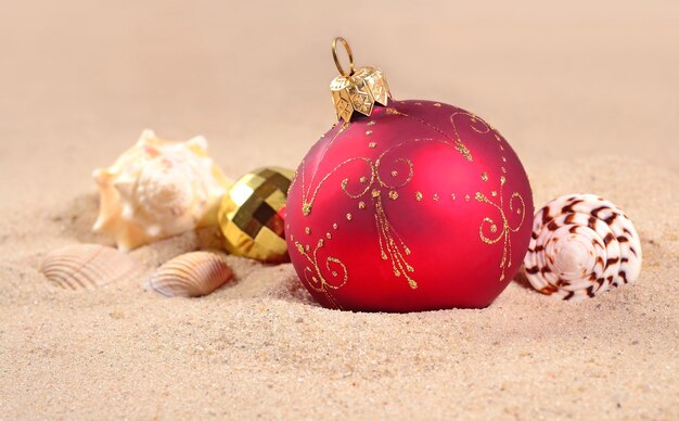 Kerstversiering en schelpen op een strandzand