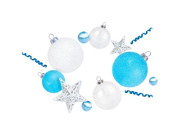 Kerstversiering geïsoleerd op witte achtergrond Blauwe en witte kerstballen