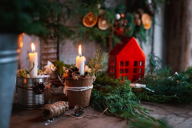 Kerstversiering handgemaakte kaarsen. Handgemaakte kerstbomen van textiel voor een feestelijke tafel met je eigen handen.