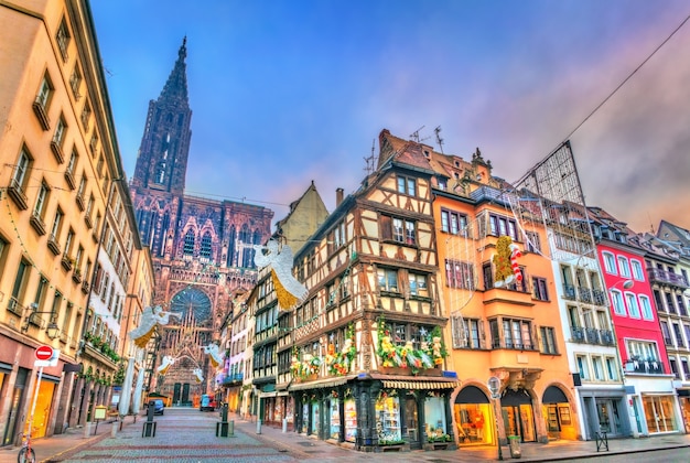 Kerstversiering in de buurt van de kathedraal in Straatsburg, Frankrijk