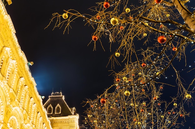 Kerstversiering in de stad Moskou in de nacht