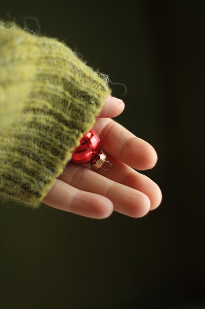 Foto kerstversiering in een hand kerstkleuren groen en rood traditie