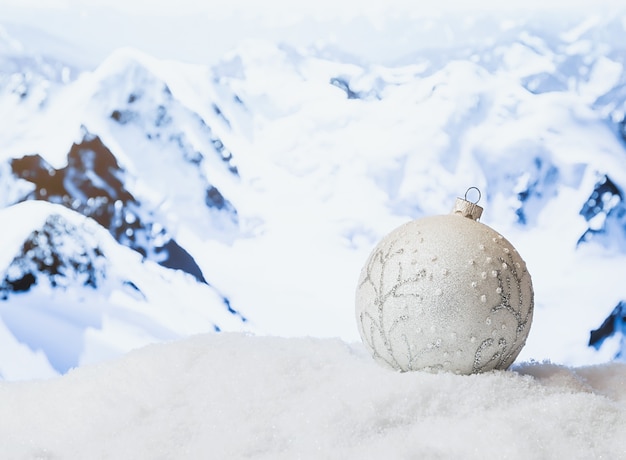 Kerstversiering in een sneeuwjacht voor besneeuwde bergen winter kerst oppervlak