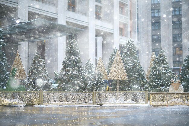 Kerstversiering in Moskou, kerstbomen op straat, besneeuwde december, seizoen nieuwjaar