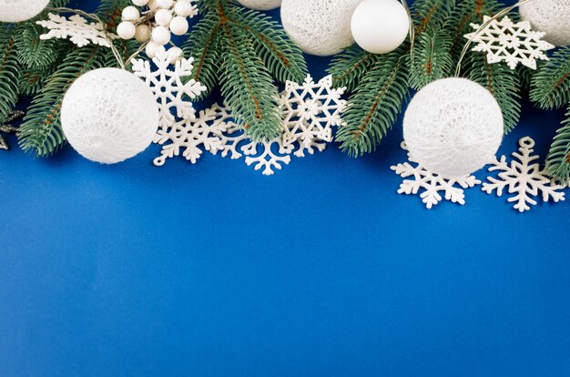Kerstversiering kerstballen dennenboom takken op blauwe sjabloon mockup wintervakantie concept