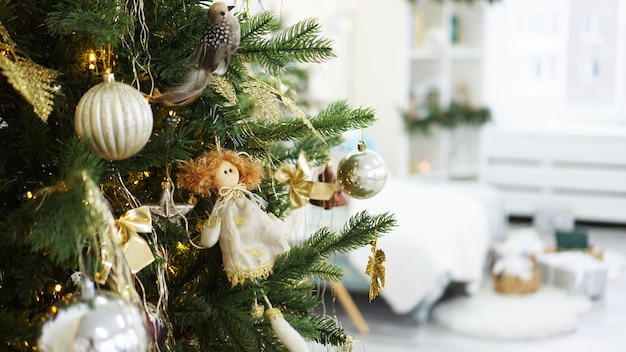 Kerstversiering, kerstboom, geschenken, nieuwjaar in goud en witte kleur