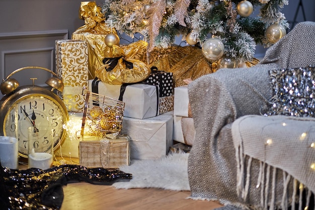 Kerstversiering Kerstcadeaus in dozen op een houten achtergrond met kopieerruimte Gouden kerstballen Kerstthema Cadeautjes op een houten tafel Gouden en bruinachtige esthetiek