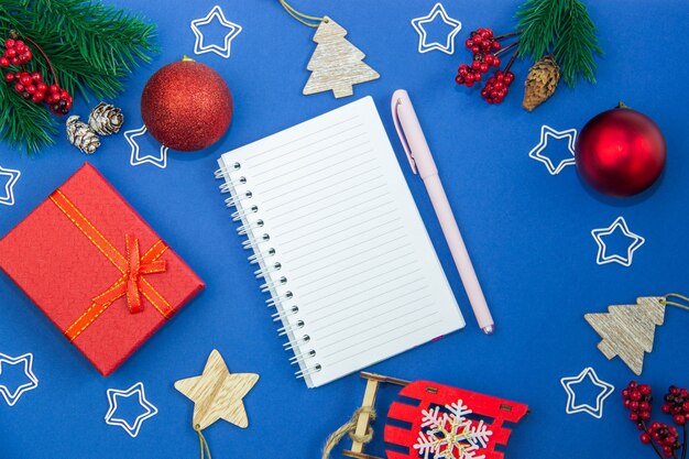 Kerstversiering met cadeau en notebook