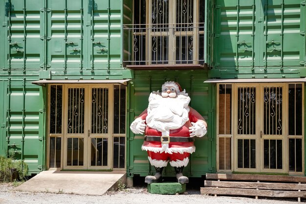 Foto kerstversiering met de kerstman en gekleurde ballen in de tuin