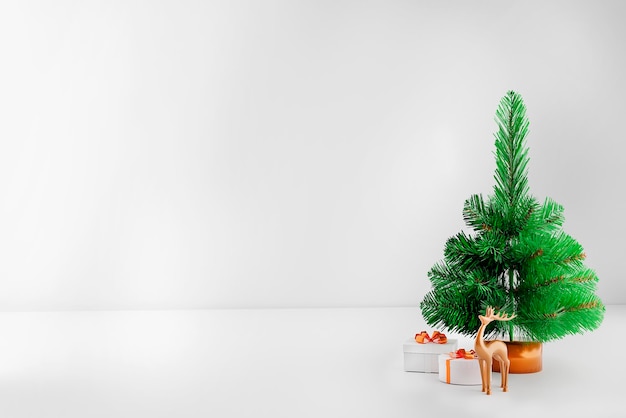 Kerstversiering met hertenboom en geschenkdoos geïsoleerd op een witte achtergrond