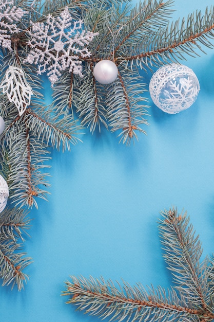 Kerstversiering op blauw papier achtergrond