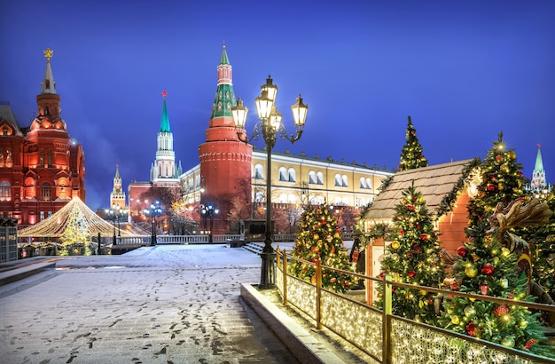 Kerstversiering op de kerstbomen op het Manezhnaya-plein in Moskou in de buurt van het Kremlin op een besneeuwde winternacht