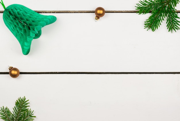 Kerstversiering op een achtergrond van witte houten planken