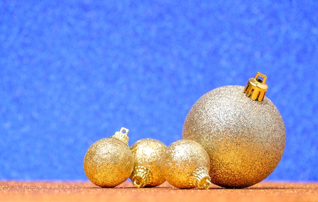 Kerstversiering op een glitter achtergrond. Accessoires. Nieuwjaar speelgoed. Levendig