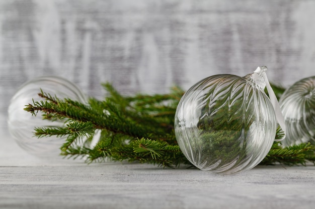 Kerstversiering op een houten tafel