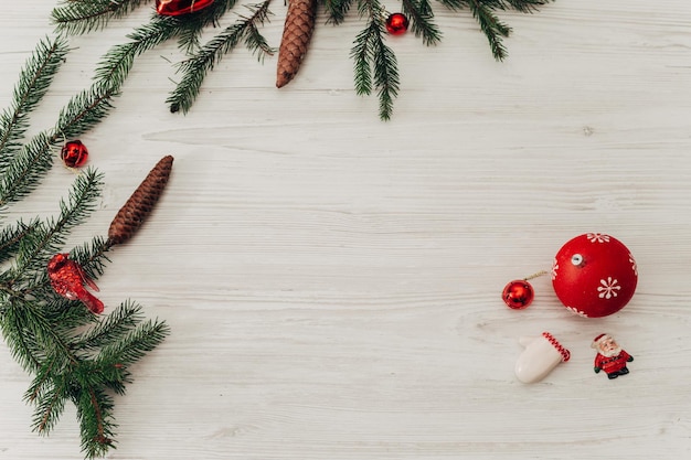 Kerstversiering op een witte houten tafel met kopieerruimte