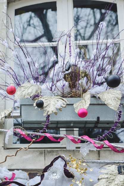 Kerstversiering op het raam in Frankrijk