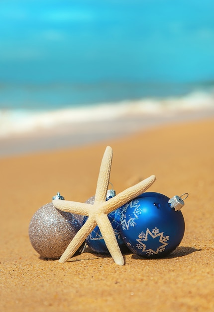 Kerstversiering op het strand