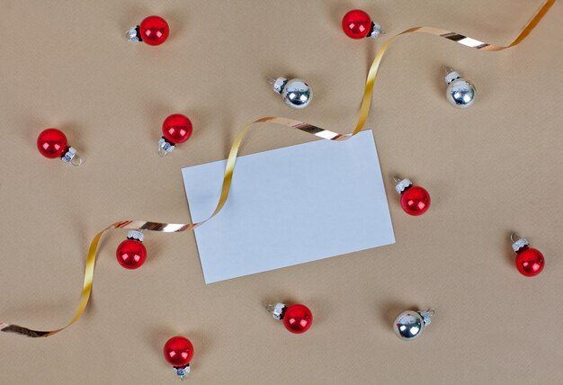 Foto kerstversiering patroon vorm witte en rode ballen mockup