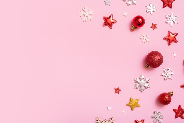 Kerstversiering plat lag op een roze achtergrond Bovenaanzicht xmas of Nieuwjaar achtergrond met kopieerruimte