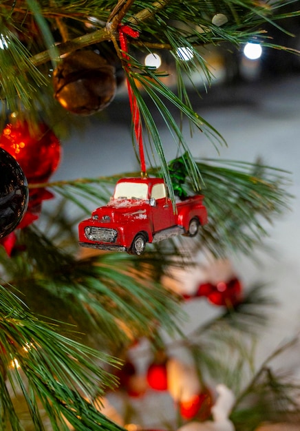 Foto kerstversiering rode vintage auto kerst winter nieuwjaar achtergrond kerstverlichting kerst