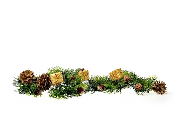 Kerstversiering van kerstboom en geschenken op witte achtergrond