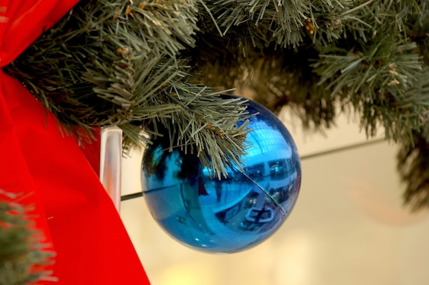 Kerstversiering van winkelcentrum bollen, bogen en takken van een dennenboom