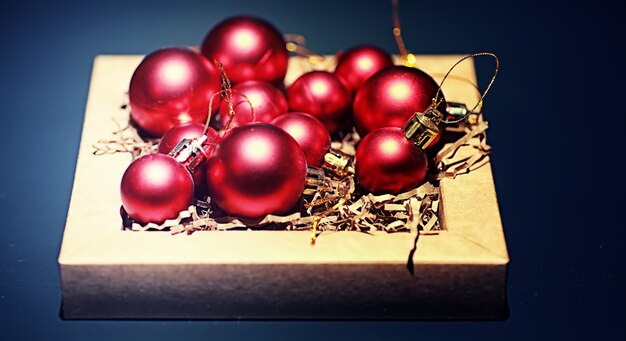 Kerstversiering voor in de kerstboom. Kleine balletjes om de kerstboom te versieren. Speelgoed voor het nieuwe jaar.