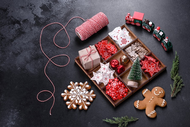 Foto kerstversiering voor kerstbomen en peperkoek. voorbereiden op kerst en nieuwjaar