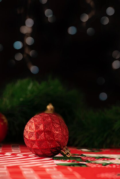 Kerstversieringen, arrangement gemaakt met een paar kerstversieringen op een tafel, selectieve aandacht.