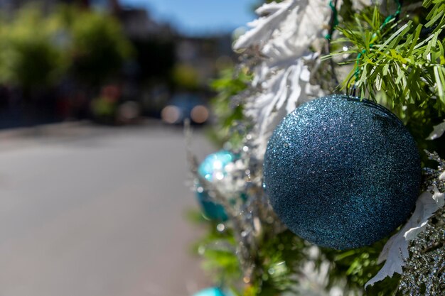 Kerstversieringen en wazige straatachtergrond