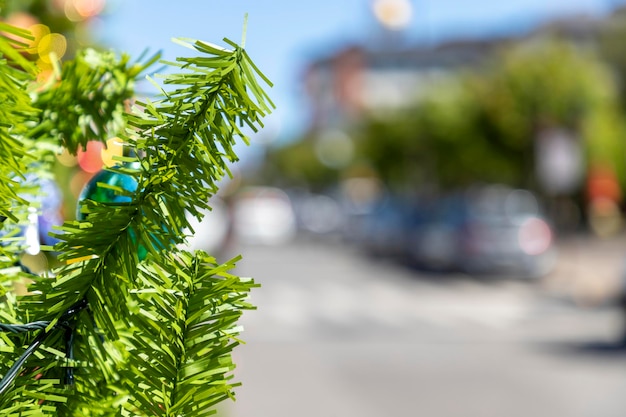 Kerstversieringen en wazige straatachtergrond