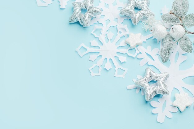 Kerstversieringen in de sneeuw