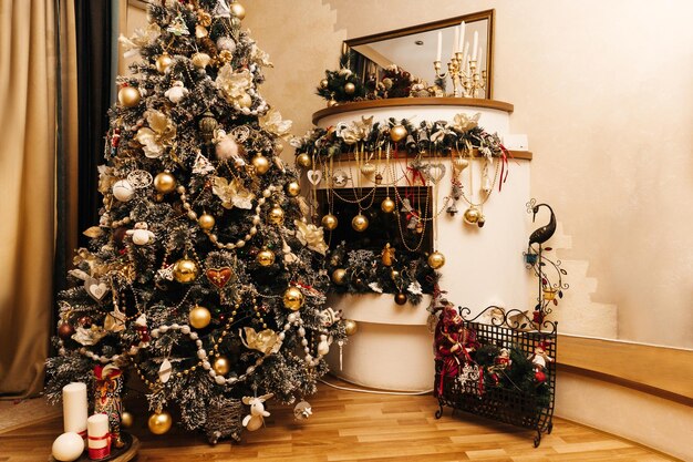 Kerstversieringen op tafel.