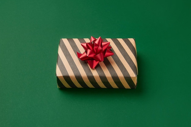 Kerstviering concept cadeau op groene achtergrond