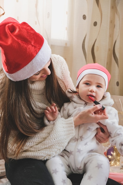 Kerstviering in een nieuw normaal gezin dat Kerstmis viert in de tijd van covid pandemische baby