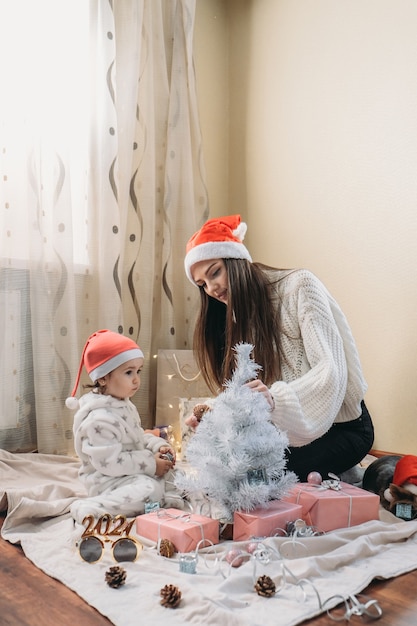 Kerstviering in een nieuw normaal gezin dat Kerstmis viert in de tijd van een covid pandemische moeder en