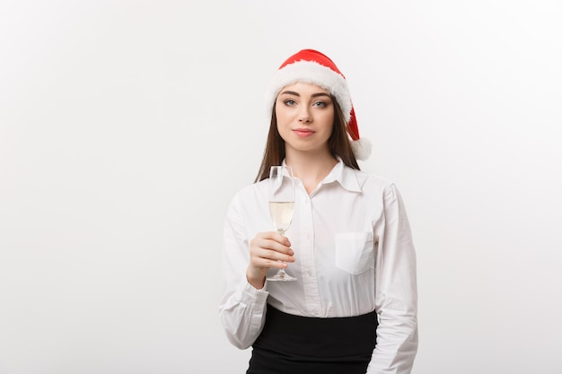 Kerstviering jonge mooie zakenvrouw vieren kerst met een glas champagne