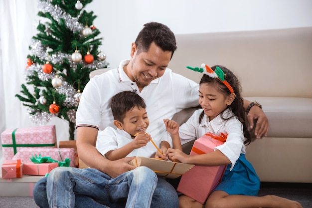 Kerstviering thuis met ouders en kinderen