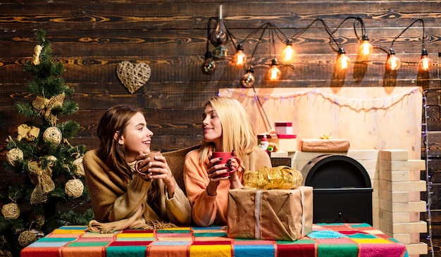 Kerstviering vakantie vrolijke vrienden in kerstmis thuis kerst vriendinnen beste vrienden...