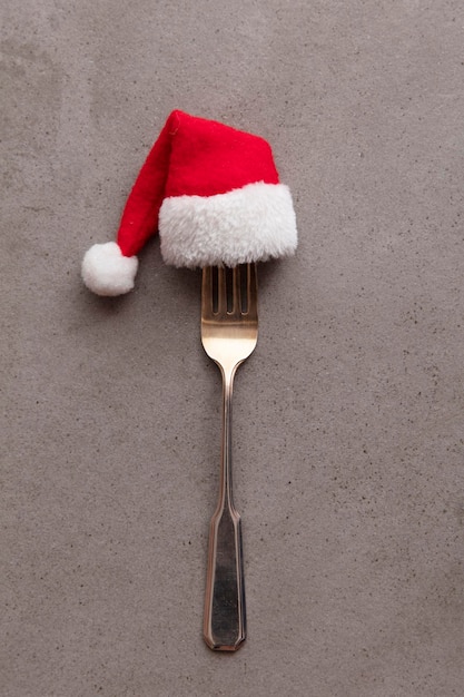 Kerstvoedsel achtergrond vork gebruiksvoorwerp met een feestelijke kerstman hoed