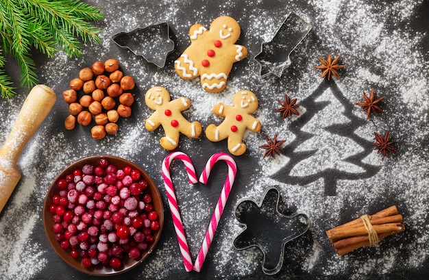 Kerstvoedsel Ingrediënten voor het bakken van kerstsparren gemaakt van meel, veenbessen en koekjes