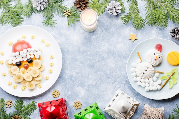 Kerstvoedsel voor kinderen - kiwikerstboom, heemstsneeuwman, banaan Santa Claus. Bovenaanzicht