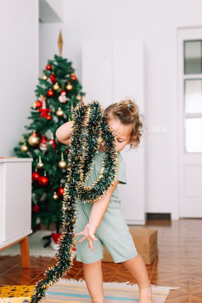 Kerstvoorbereidingen voor kleine meisjes thuis