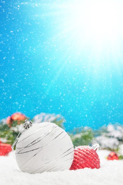 Kerstwenskaart met decor in sneeuw