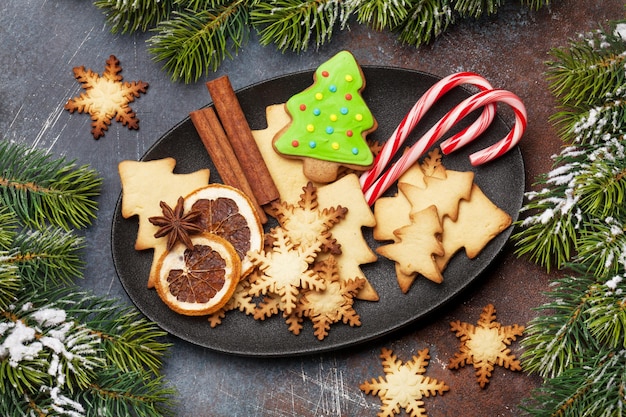 Kerstwenskaart met dennenboom en peperkoekkoekjes