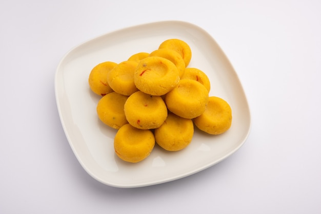 Photo kesar pedha or peda is an indian traditional sweet dish made from milk or khoya and saffron