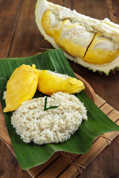 Ketan duren of ketan durian is gemaakt van kleefrijst, kokosmelk en durian