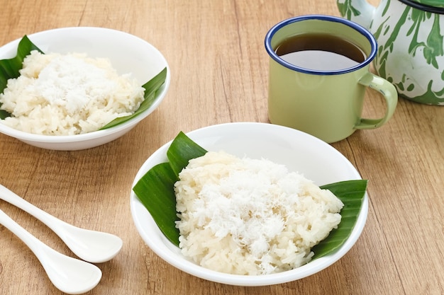 Ketan Kelapa Parut, Indonesische traditionele snack, gemaakt van gestoomde kleefrijst