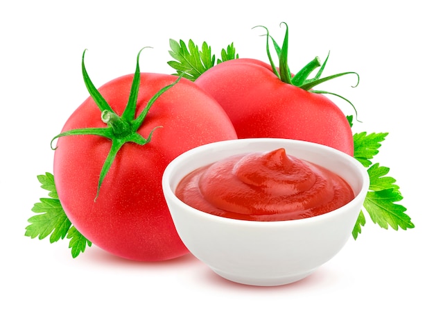 Ketchup in ciotola e pomodori freschi isolati su bianco